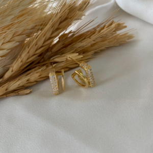 BRINCO ARGOLA DESIGN QUADRADO CRAVEJADO BANHO A OURO 18K