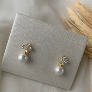 BRINCO DESIGN FLOR CRISTAL / PEROLA BANHO A OURO 18K